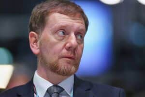Michael Kretschmer warnt vor wirtschaftlichem Abstieg Deutschlands und fordert grundlegende Veränderungen.