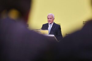 Wolfgang Kubicki kündigt Rückzug an, wenn er im FDP-Wahl verliert. Politische Ambitionen bleibt bestehen.
