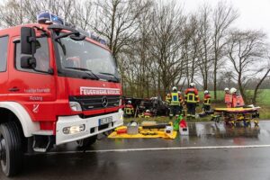 Schwerer Lkw-Unfall auf Bundesstraße 205, Rettungskräfte im Einsatz, abgeknickte Bäume.