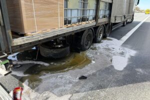 Unfallstelle mit Feuerwehr, Lastwagen und auslaufender zäher Flüssigkeit auf der Autobahn.