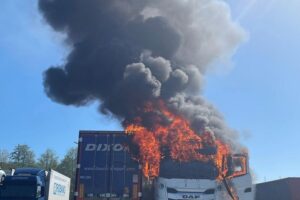 LKW steht in Flammen, Feuerwehr im Einsatz, Fahrer flüchtet unverletzt aus brennendem Führerhaus.