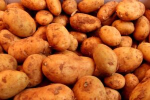 Kartoffeln auf einem Markt, Preisschilder mit Rückgängen, Landwirtschaftliche Produkte im Fokus.