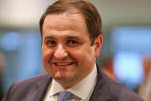Nathanael Liminski, Staatskanzleichef, warnt vor AfD-Kooperation, betont historische Verantwortung.