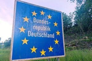 Grenzschild Deutschlands symbolisiert die Debatte über rechtswidrige Kontrollen an Binnengrenzen.