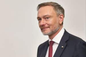 Christian Lindner auf dem FDP-Bundesparteitag, umgeben von Parteifreunden und Unterstützern.