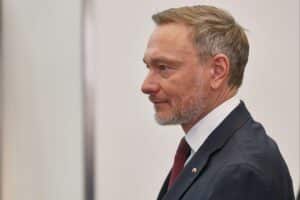 Christian Lindner kritisiert hohe Spritpreise und fordert finanzielle Mobilität für alle Bürger.