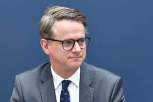 Carsten Linnemann diskutiert Steuerreform, betont Entlastungen für Arbeitnehmer und Unternehmen in Berlin.