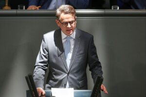 Carsten Linnemann präsentiert Drei-Punkte-Plan zur wirtschaftlichen Entlastung des Mittelstands in Berlin.