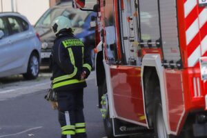 Feuerwehr löscht brennenden Lastwagen auf Autobahn, intensive Löscharbeiten und Straßensperrung.