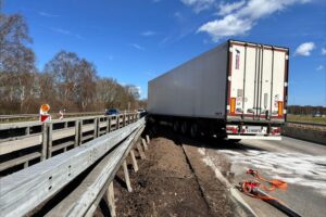Lkw-Unfall auf A1: Feuerwehr dämmt Diesel auslaufend, Verkehrsbehinderungen entstehen.