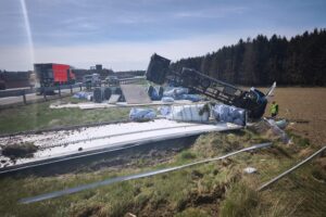 Schwerer Lkw-Unfall auf Autobahn, Fahrzeugeinsatz, Polizei, Rettung, Verkehrschaos, verletzter Fahrer.