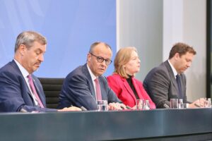 Pressekonferenz mit kritischen Stimmen zur verspäteten Energiesteuersenkung für deutsche Unternehmen.