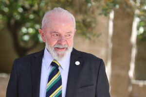 Lula da Silva kritisiert Kriege, fordert Frieden und Selbstbestimmung für Nationen.