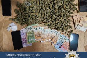 Sichergestellte Drogen, Bargeld und Beweismittel aus Ermittlungen gegen Drogenhandel in Mannheim.