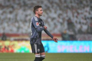 Mario Götze verlängert Vertrag bei Eintracht Frankfurt bis 2028, wichtiger Spieler und Führungspersönlichkeit.