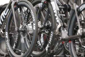 E-Bikes und Fahrräder in Wiesbaden; steigende Unfallzahlen bei Radfahrenden, besonders ältere Menschen betroffen.