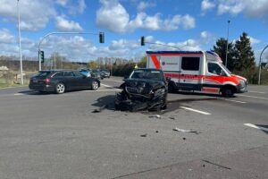 Verkehsunfall, beschädigte Fahrzeuge, Polizei vor Ort, Verletzte, Bundesstraße 189, Rettungseinsatz.
