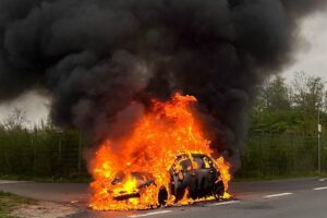Brennender Mercedes auf Autobahn, Feuerwehr löscht, Fahrer unverletzt, technische Defekte vermutet.