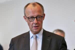 Friedrich Merz verurteilt Gewalt in der Demokratie, diskutiert Sicherheitsrisiken und gesellschaftliche Polarisierung.
