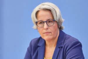 Kerstin Claus spricht über alarmierende Kinderschutzstatistiken und fordert stärkere Maßnahmen gegen sexuellen Missbrauch.