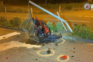 Motorradfahrer verunfallt schwer; Maschine und Ampelanlage stark beschädigt, Unfallstelle gesperrt.