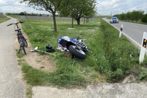 Motorradunfall mit Pedelecfahrer, Verletzte, Polizei sucht Zeugen, flüchtiger Transporter.