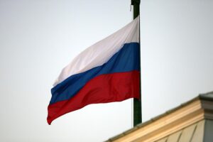 Russische Fahne symbolisiert Spionagefall mit mutmaßlichen Agenten in Deutschland und möglichen Mordanschlägen.