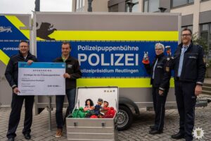 Überraschende Fahrzeugübergabe: Neuer Anhänger für Verkehrspuppenbühne stärkt Kindersicherheit im Straßenverkehr.
