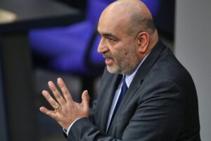 Omid Nouripour fordert mehr deutsche Unterstützung für die Ukraine während Konsultationen in Berlin.