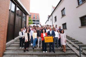 Oberbürgermeister Ansbacher im Austausch mit Mitarbeitern der Personalabteilung der Stadt Ulm.