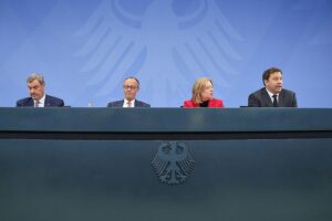Pressekonferenz mit politischen führern zur Diskussion über Bürgerentlastung und wirtschaftliche Maßnahmen in Berlin.