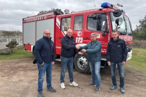 Übergabe eines Löschfahrzeugs von Feuerwehr Olpe an die Ukraine für humanitäre Hilfe.