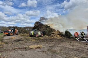Vorzeitiges Osterfeuer brennt, Feuerwehr im Einsatz, Teilkontrolle und Brandursache wird ermittelt.
