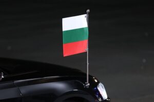 Flagge Bulgariens mit Bezug auf die Parlamentswahl und die führende Partei Progressives Bulgarien.