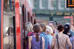 Fahrgäste in Straßenbahn: konstant hohe Nutzung des ÖPNV in Deutschland für 2025.