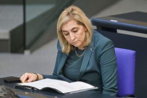 Nina Warken präsentiert Pflegereformentwurf, höhere Belastungen für Pflegeheimbewohner im Fokus.