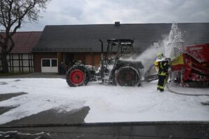 Traktorbrand in Kakerbeck am 18. April 2026, Feuerwehr im Einsatz zur Brandbekämpfung.