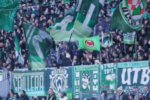 Fankurven von Werder Bremen und Hamburger SV, Sicherheitskräfte, Stimmung vor dem Nordderby.