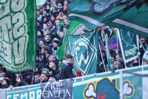 Fans zünden Pyrotechnik beim Nordderby; Polizei bewertet Einsatz als erfolgreich trotz Zwischenfällen.
