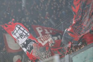 Nürnberg-Fans im Stadion, friedliche Atmosphäre, strikte Trennung der rivalisierenden Anhänger sichtbar.