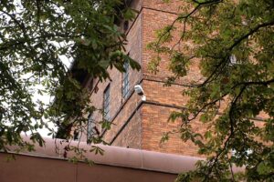 Ein Gefängnis mit Sicherheitsaspekten, symbolisch für Langzeitgewahrsam und kriminelle Vorfälle.
