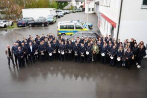Feierliche Vereidigung neuer Polizeibeamter im Polizeipräsidium Ravensburg mit musikalischer Begleitung.