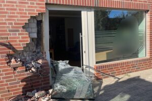 Radlader beschädigt Mauer eines Wohnhauses; Fahrer ohne Lizenz und unter Drogen.