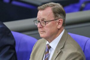 Bodo Ramelow kritisiert Parteiführung der Linken wegen Diätendeckel-Antrag und Vertrauensbruch.