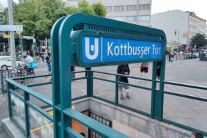U-Bahnhof Kottbusser Tor, Polizei, Festnahme, Raub, Pfefferspray, verletztes Opfer, dramatische Szene.