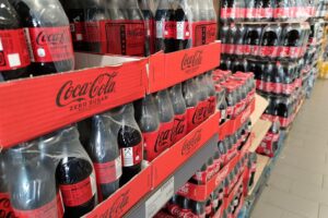 Coca-Cola-Regale im Supermarkt, Symbol für geplante Zuckersteuer der Bundesregierung ab 2028.