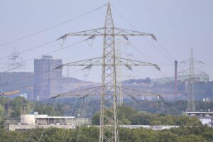 Industrielandschaft im Ruhrgebiet, symbolisiert den Fokus auf subventionierten Strom und Dekarbonisierung.