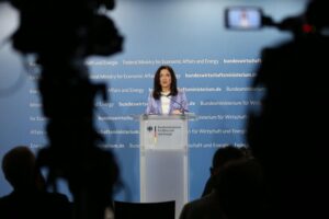 Katherina Reiche kündigt unbürokratische Umsetzung des Industriestrompreises zur Entlastung von Unternehmen an.