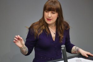 Heidi Reichinnek spricht über Antisemitismus und Palästinasolidarität im Bundestag.