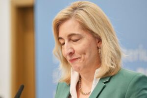Nina Warken diskutiert Gesundheitsreform: Herausforderungen und Chancen für die Branche der Arzneimittel.